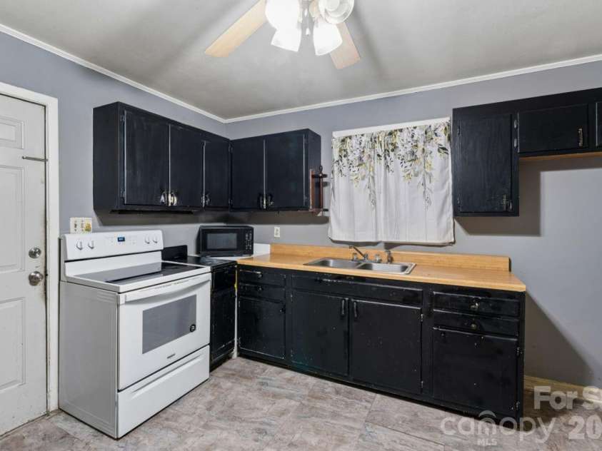 139 Southwold Drive, Charlotte, NC 28217.  MLS# CAR4403152, YatesRealty ID 42582. 