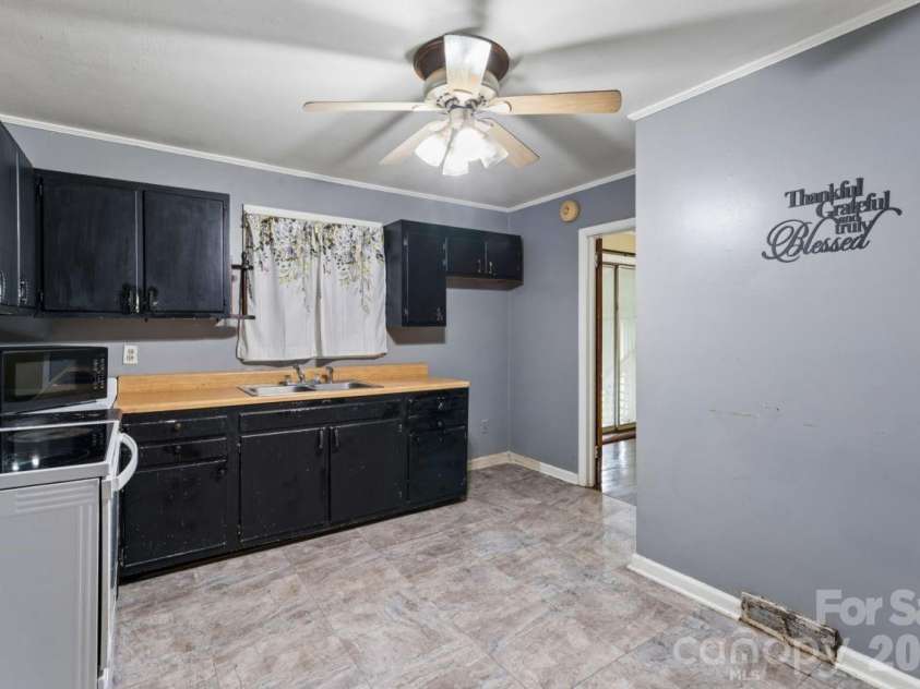 139 Southwold Drive, Charlotte, NC 28217.  MLS# CAR4403152, YatesRealty ID 42582. 