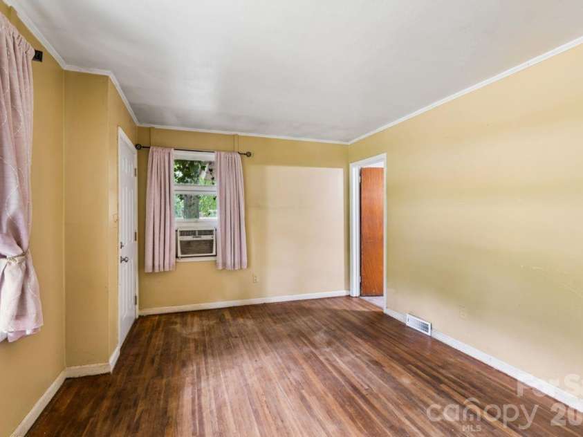 139 Southwold Drive, Charlotte, NC 28217.  MLS# CAR4403152, YatesRealty ID 42582. 