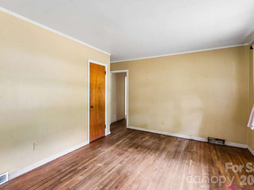 139 Southwold Drive, Charlotte, NC 28217.  MLS# CAR4403152, YatesRealty ID 42582. 