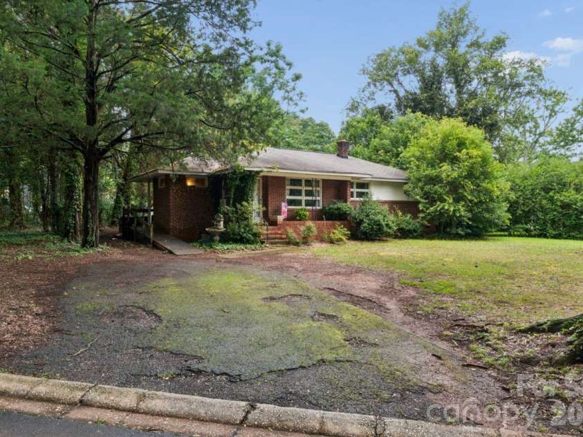 139 Southwold Drive, Charlotte, NC 28217.  MLS# CAR4403152, YatesRealty ID 42582. 