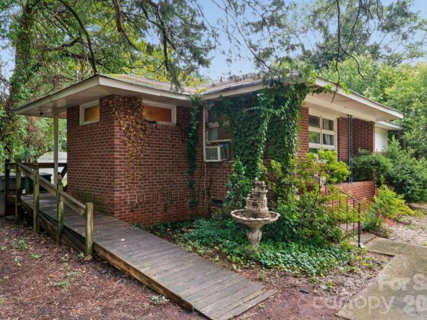 139 Southwold Drive, Charlotte, NC 28217.  MLS# CAR4403152, YatesRealty ID 42582. 