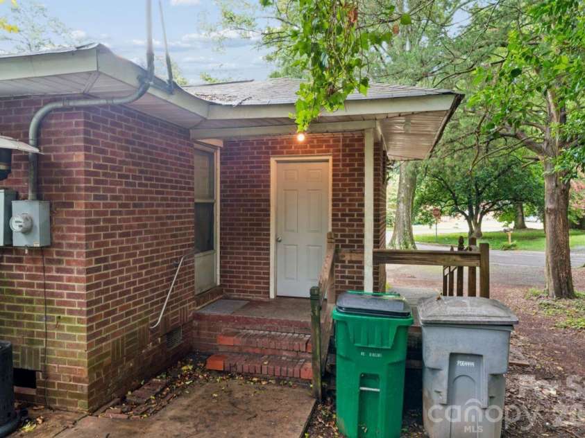 139 Southwold Drive, Charlotte, NC 28217.  MLS# CAR4403152, YatesRealty ID 42582. 