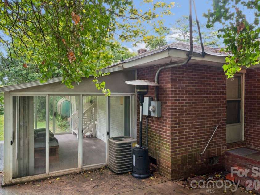 139 Southwold Drive, Charlotte, NC 28217.  MLS# CAR4403152, YatesRealty ID 42582. 