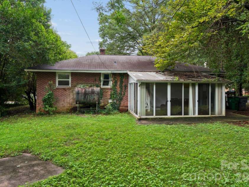 139 Southwold Drive, Charlotte, NC 28217.  MLS# CAR4403152, YatesRealty ID 42582. 
