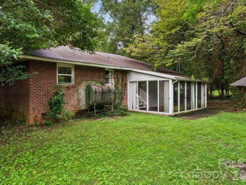 139 Southwold Drive, Charlotte, NC 28217.  MLS# CAR4403152, YatesRealty ID 42582. 