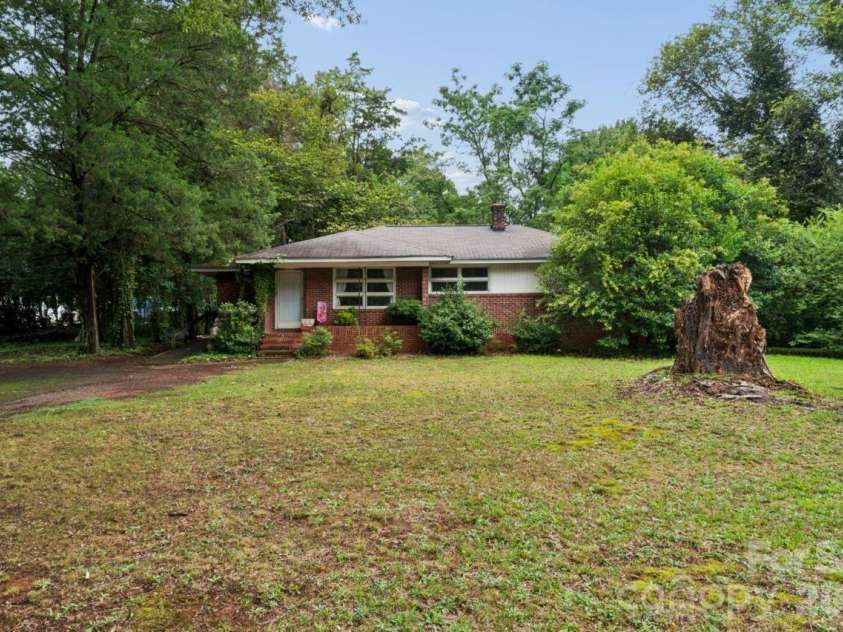 139 Southwold Drive, Charlotte, NC 28217.  MLS# CAR4403152, YatesRealty ID 42582. 