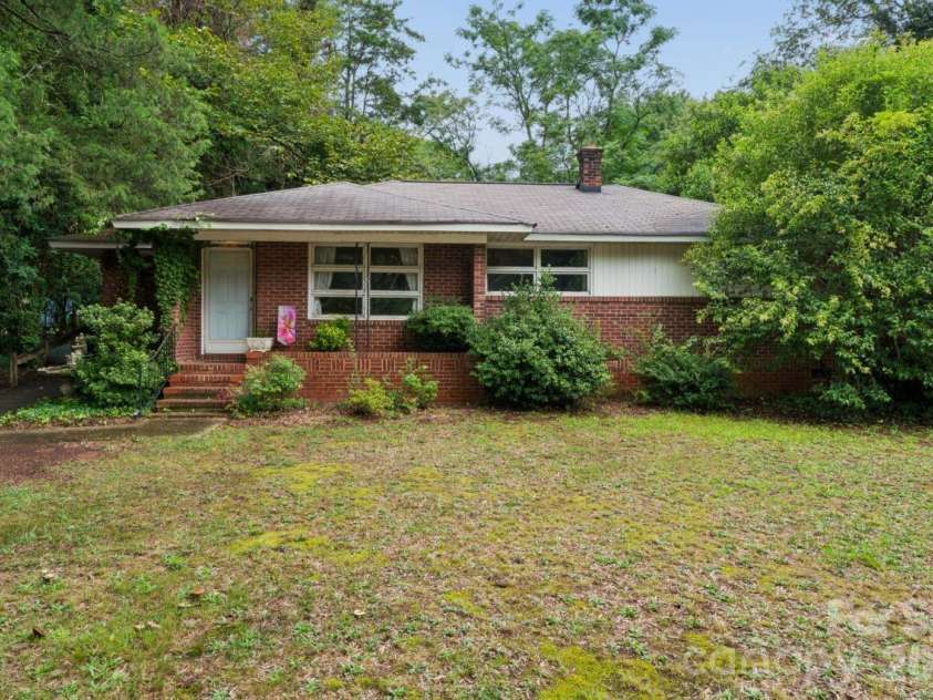 139 Southwold Drive, Charlotte, NC 28217.  MLS# CAR4403152, YatesRealty ID 42582. 