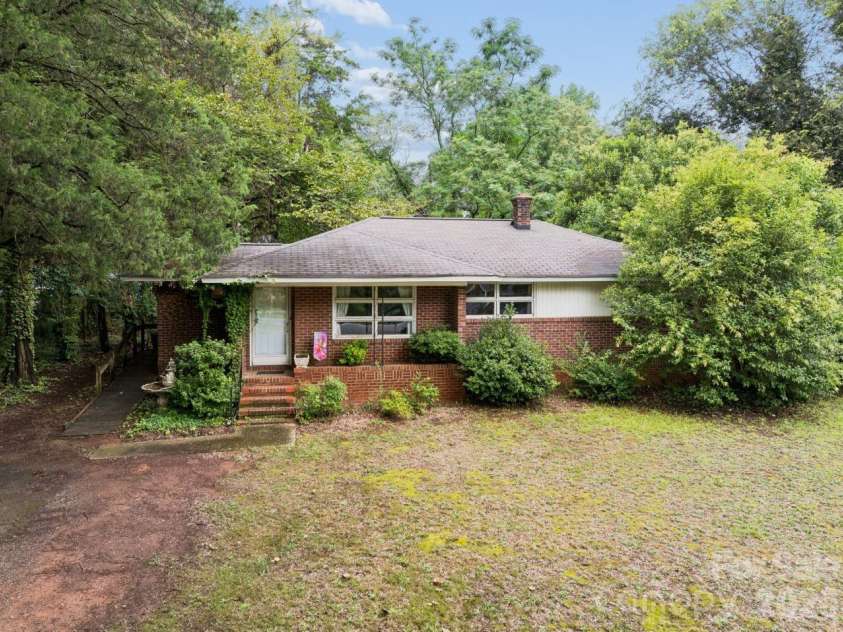 139 Southwold Drive, Charlotte, NC 28217.  MLS# CAR4403152, YatesRealty ID 42582. 