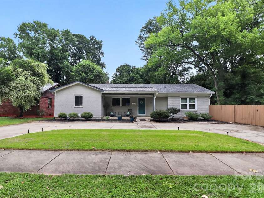 1016 Dresden Drive, Charlotte, NC 28205.  MLS# CAR4409208, YatesRealty ID 42587. 