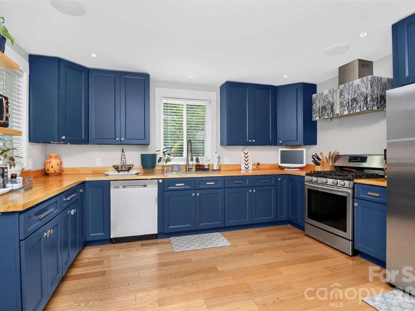 1016 Dresden Drive, Charlotte, NC 28205.  MLS# CAR4409208, YatesRealty ID 42587. 