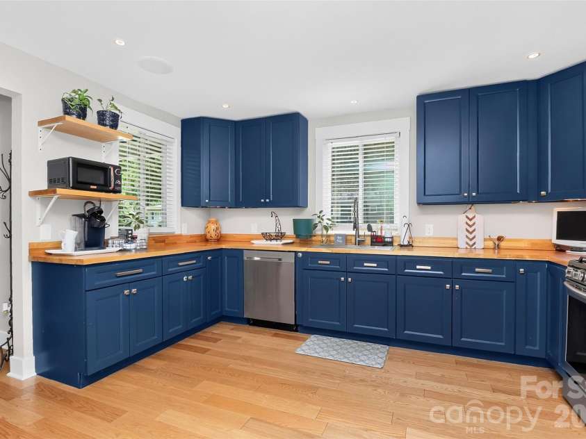 1016 Dresden Drive, Charlotte, NC 28205.  MLS# CAR4409208, YatesRealty ID 42587. 