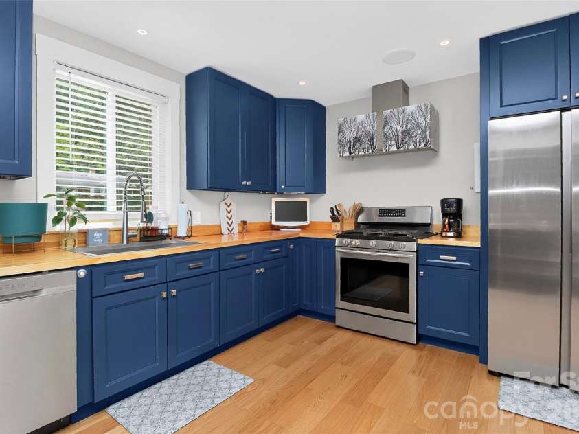 1016 Dresden Drive, Charlotte, NC 28205.  MLS# CAR4409208, YatesRealty ID 42587. 