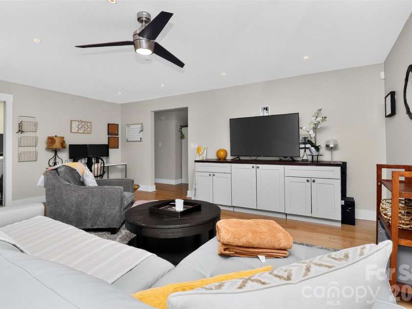 1016 Dresden Drive, Charlotte, NC 28205.  MLS# CAR4409208, YatesRealty ID 42587. 