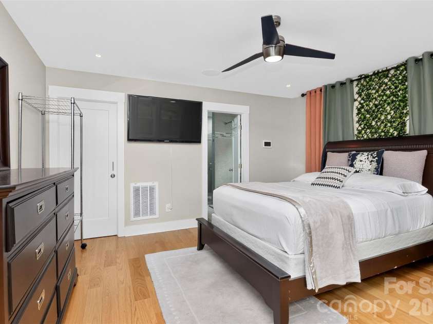 1016 Dresden Drive, Charlotte, NC 28205.  MLS# CAR4409208, YatesRealty ID 42587. 