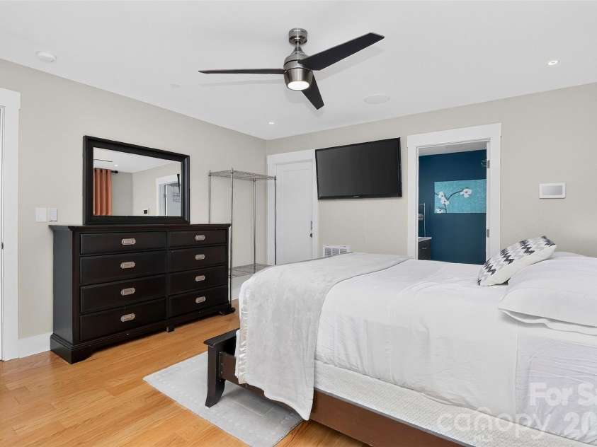 1016 Dresden Drive, Charlotte, NC 28205.  MLS# CAR4409208, YatesRealty ID 42587. 