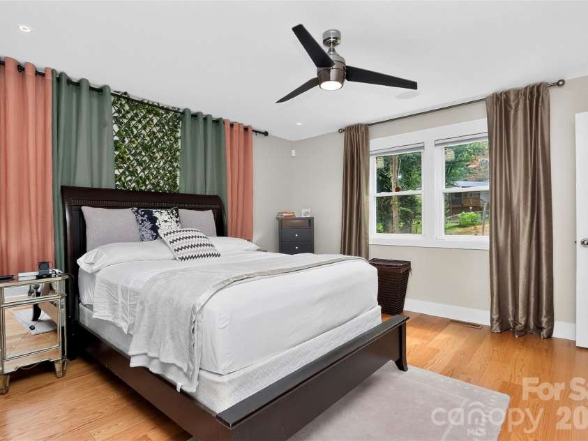 1016 Dresden Drive, Charlotte, NC 28205.  MLS# CAR4409208, YatesRealty ID 42587. 