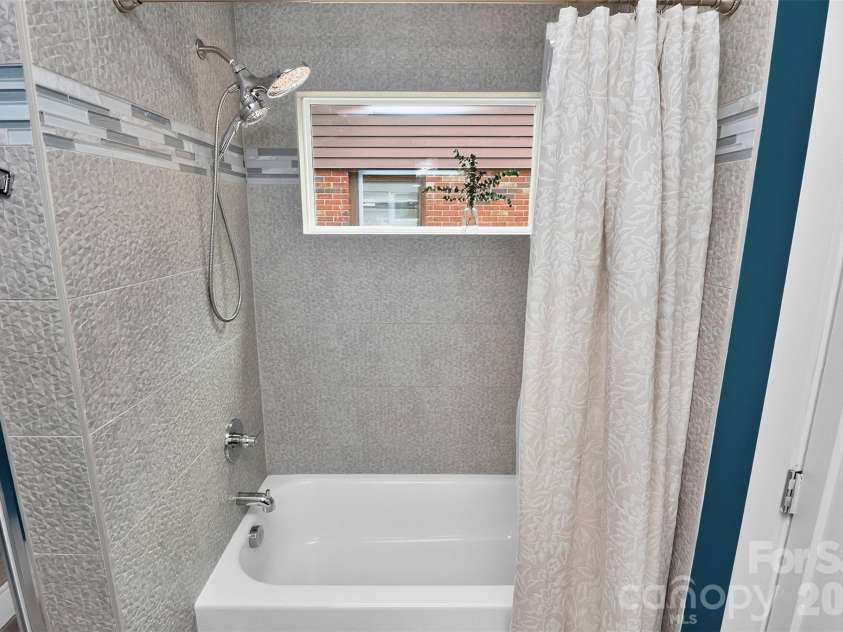1016 Dresden Drive, Charlotte, NC 28205.  MLS# CAR4409208, YatesRealty ID 42587. 