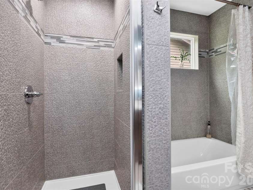 1016 Dresden Drive, Charlotte, NC 28205.  MLS# CAR4409208, YatesRealty ID 42587. 