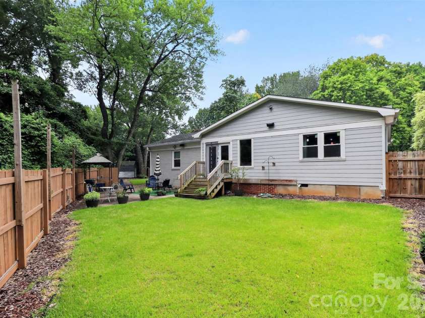 1016 Dresden Drive, Charlotte, NC 28205.  MLS# CAR4409208, YatesRealty ID 42587. 