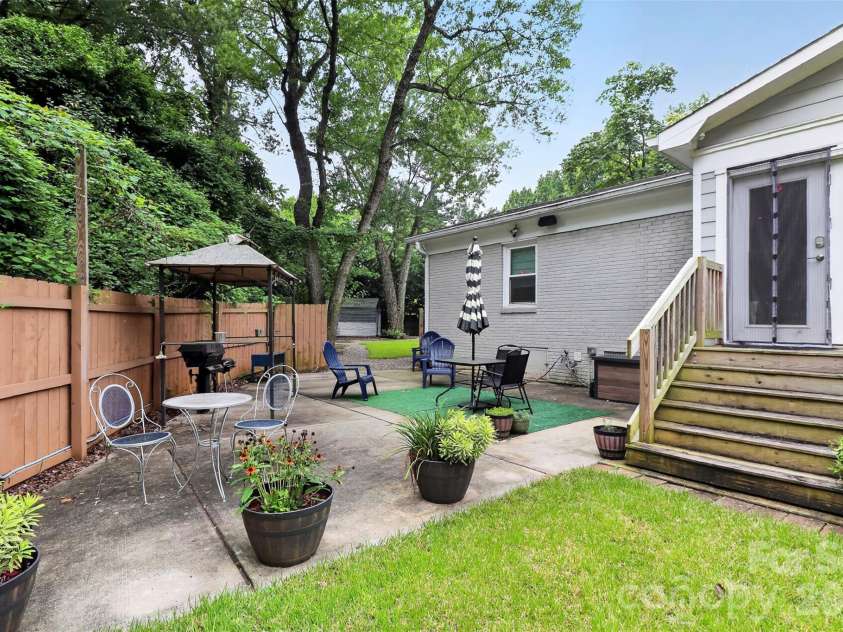 1016 Dresden Drive, Charlotte, NC 28205.  MLS# CAR4409208, YatesRealty ID 42587. 