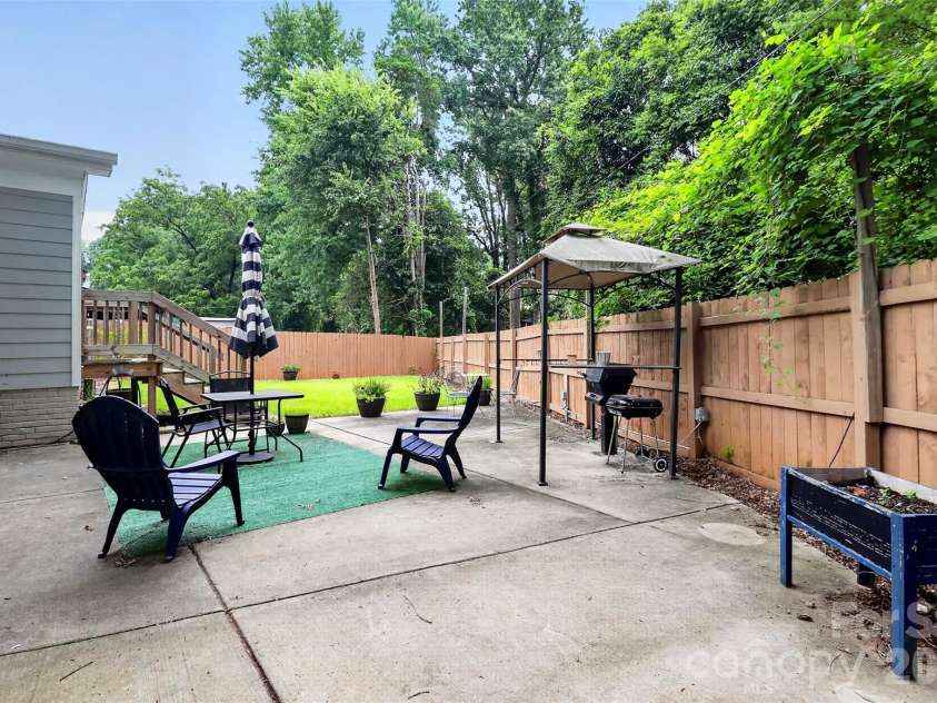 1016 Dresden Drive, Charlotte, NC 28205.  MLS# CAR4409208, YatesRealty ID 42587. 