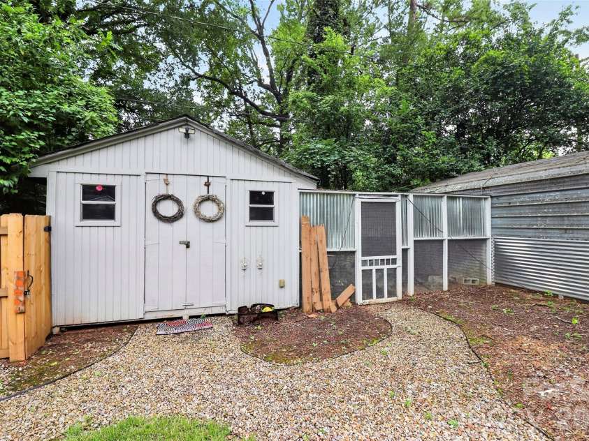1016 Dresden Drive, Charlotte, NC 28205.  MLS# CAR4409208, YatesRealty ID 42587. 