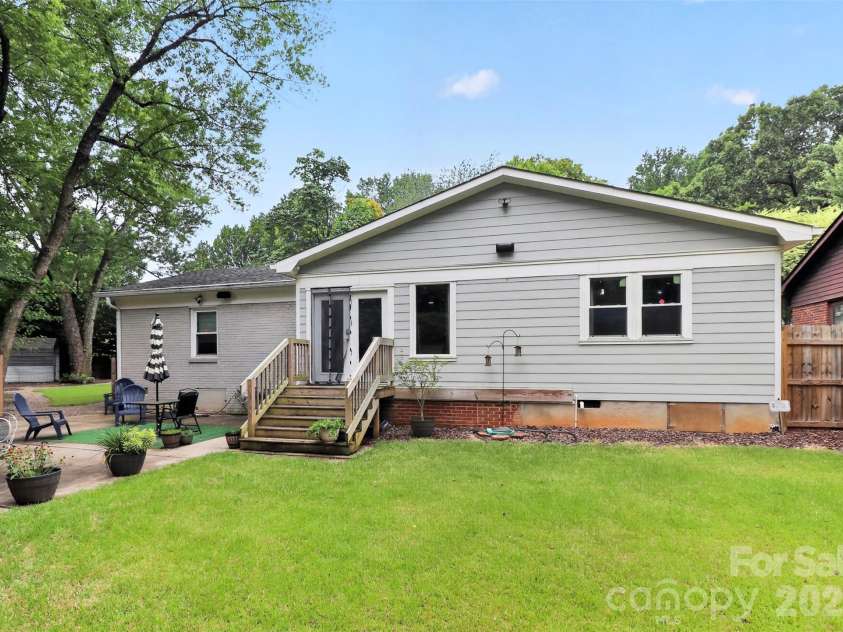1016 Dresden Drive, Charlotte, NC 28205.  MLS# CAR4409208, YatesRealty ID 42587. 