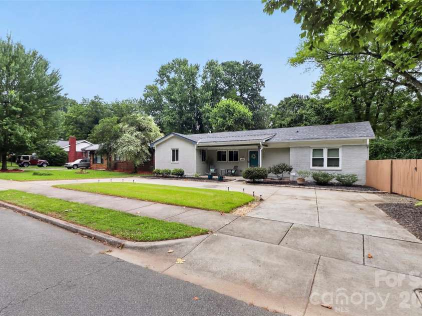 1016 Dresden Drive, Charlotte, NC 28205.  MLS# CAR4409208, YatesRealty ID 42587. 