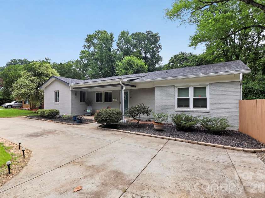 1016 Dresden Drive, Charlotte, NC 28205.  MLS# CAR4409208, YatesRealty ID 42587. 