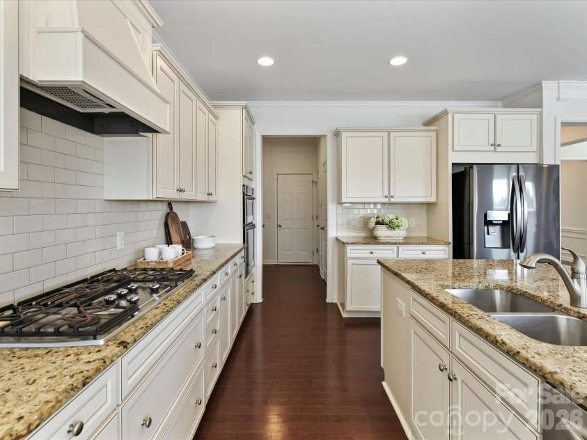 1806 Sunchaser Lane, Charlotte, NC 28210.  MLS# CAR4407057, YatesRealty ID 42588. Kitchen