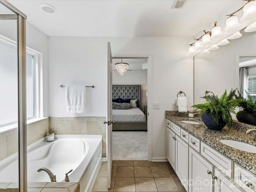 1806 Sunchaser Lane, Charlotte, NC 28210.  MLS# CAR4407057, YatesRealty ID 42588. Primary Bathroom