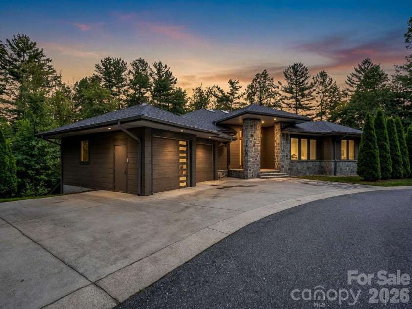 55 Pheasant Branch Court, Hendersonville, NC 28739.  MLS# CAR4406624, YatesRealty ID 42595. 