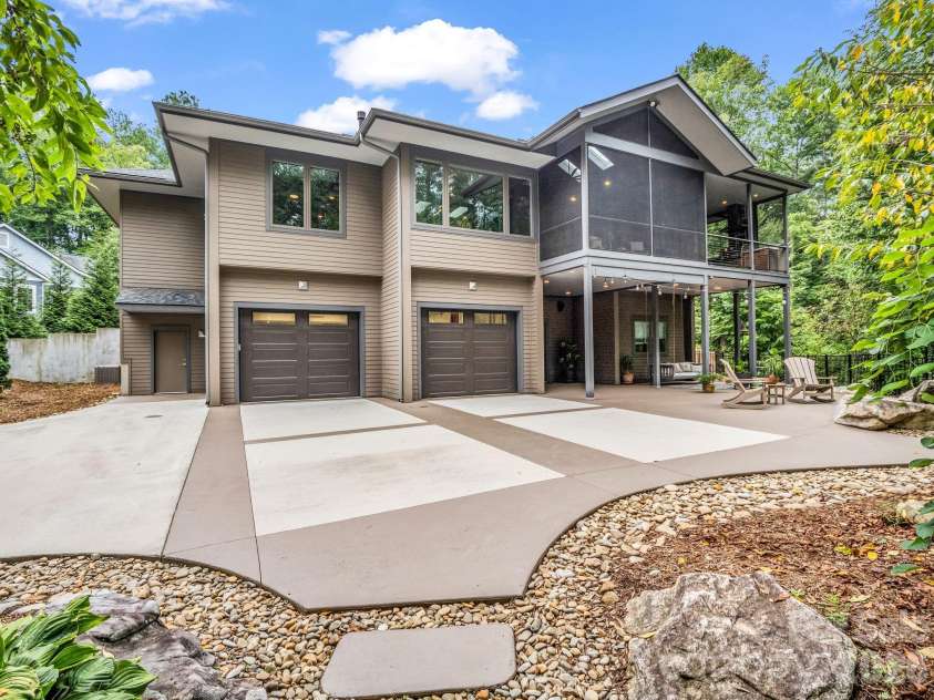 55 Pheasant Branch Court, Hendersonville, NC 28739.  MLS# CAR4406624, YatesRealty ID 42595. 