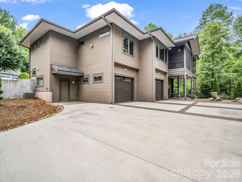55 Pheasant Branch Court, Hendersonville, NC 28739.  MLS# CAR4406624, YatesRealty ID 42595. 
