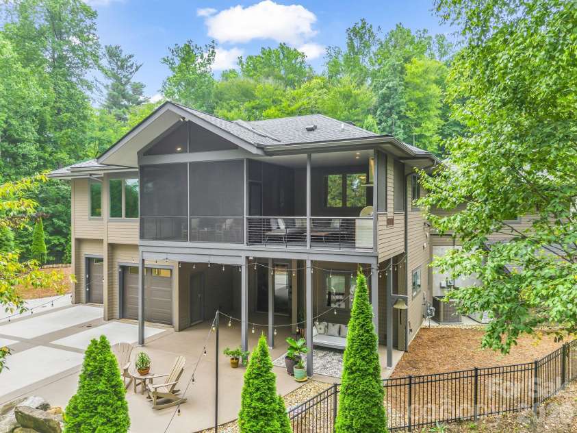 55 Pheasant Branch Court, Hendersonville, NC 28739.  MLS# CAR4406624, YatesRealty ID 42595. 