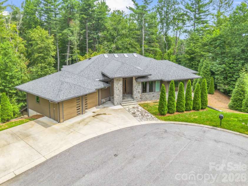 55 Pheasant Branch Court, Hendersonville, NC 28739.  MLS# CAR4406624, YatesRealty ID 42595. 