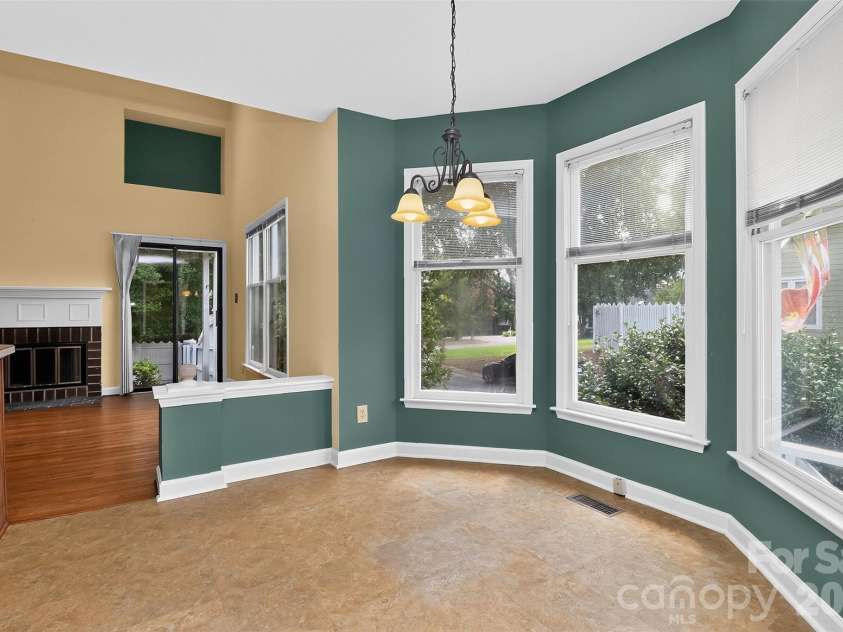 10316 Johns Towne Drive, Charlotte, NC 28210.  MLS# CAR4378149, YatesRealty ID 42598. Breakfast area