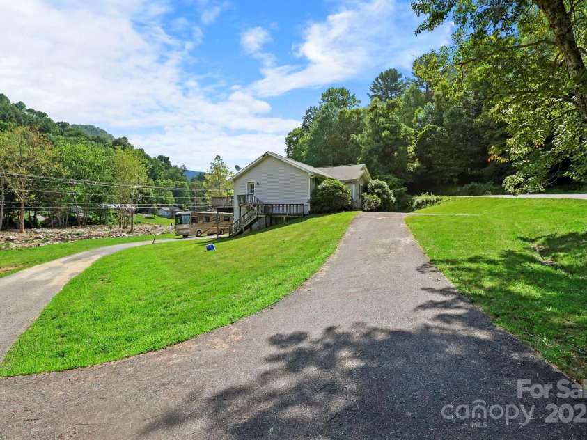 31 Barlow Road, Elk Park, NC 28622.  MLS# CAR4312999, YatesRealty ID 426. 