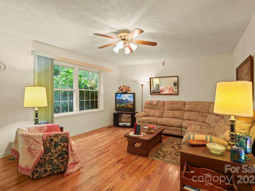 31 Barlow Road, Elk Park, NC 28622.  MLS# CAR4312999, YatesRealty ID 426. 