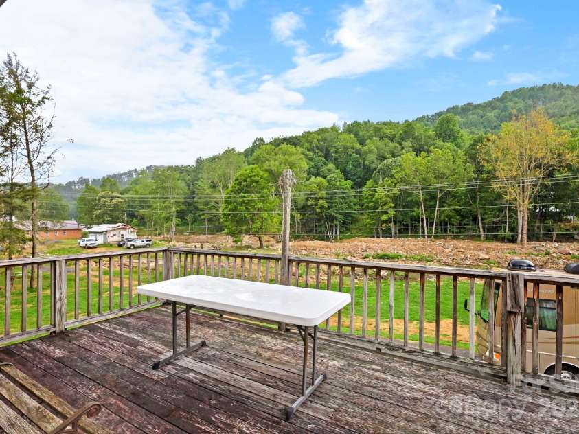 31 Barlow Road, Elk Park, NC 28622.  MLS# CAR4312999, YatesRealty ID 426. 