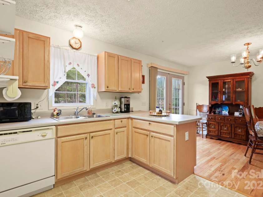 31 Barlow Road, Elk Park, NC 28622.  MLS# CAR4312999, YatesRealty ID 426. 