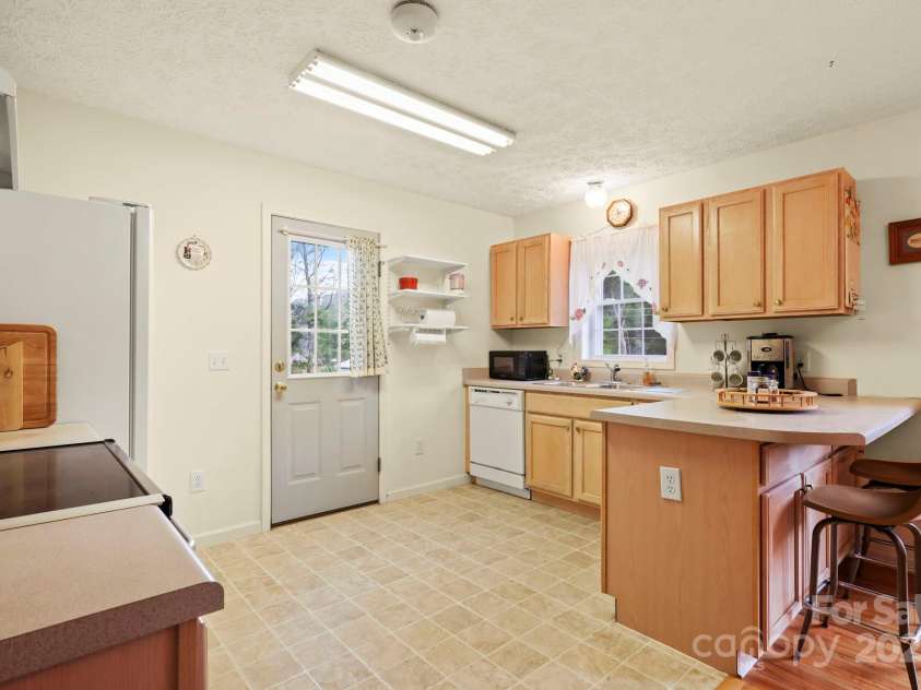 31 Barlow Road, Elk Park, NC 28622.  MLS# CAR4312999, YatesRealty ID 426. 