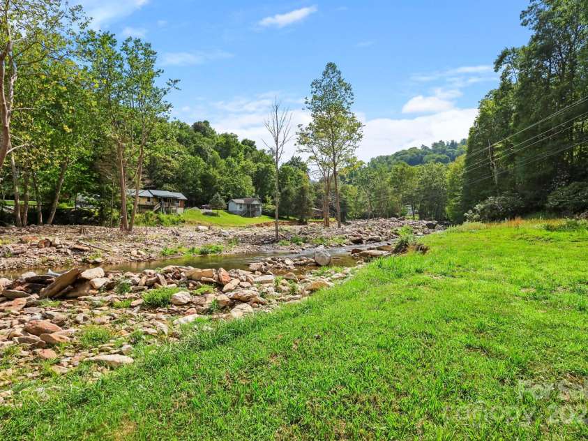 31 Barlow Road, Elk Park, NC 28622.  MLS# CAR4312999, YatesRealty ID 426. 