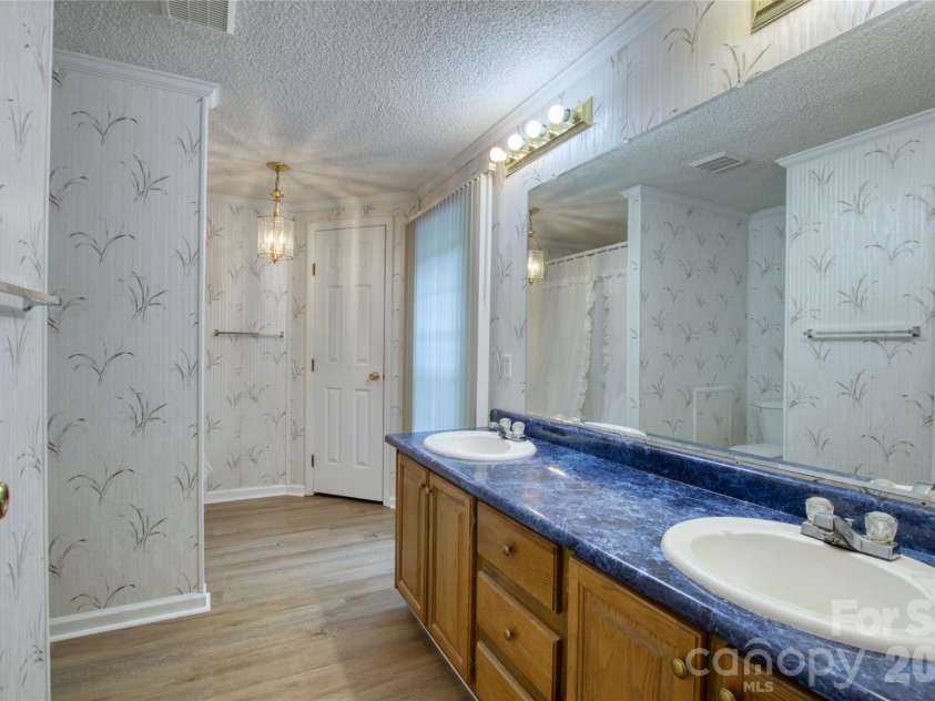 150 Orindawood Road, McConnells, SC 29726.  MLS# CAR4333336, YatesRealty ID 4260. Primary Bath