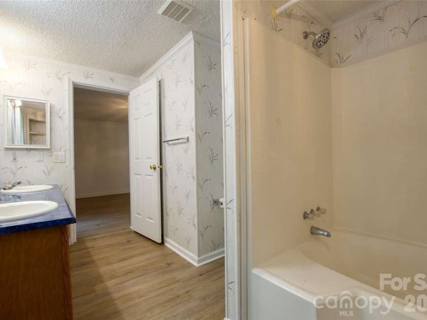 150 Orindawood Road, McConnells, SC 29726.  MLS# CAR4333336, YatesRealty ID 4260. Primary Bath