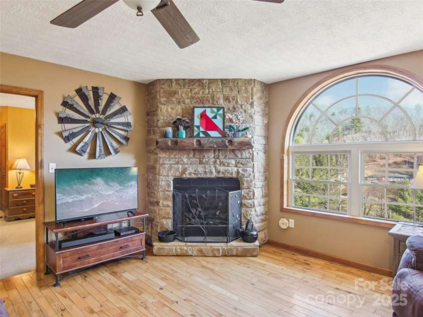 543 Hardscrabble Road, Burnsville, NC 28714.  MLS# CAR4215935, YatesRealty ID 4260. 