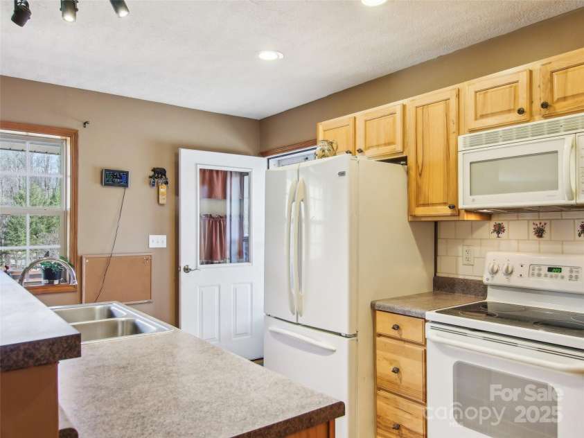 543 Hardscrabble Road, Burnsville, NC 28714.  MLS# CAR4215935, YatesRealty ID 4260. 