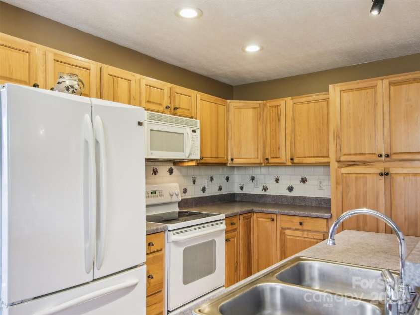 543 Hardscrabble Road, Burnsville, NC 28714.  MLS# CAR4215935, YatesRealty ID 4260. 