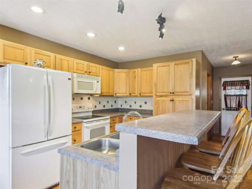 543 Hardscrabble Road, Burnsville, NC 28714.  MLS# CAR4215935, YatesRealty ID 4260. 